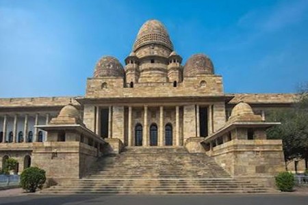 वडिल आरोपी आहे म्हणून मुलाला गुन्ह्यात अडकवणे योग्य नाही