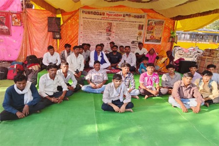 पक्का रस्ता, आरोग्य सुविधा व सर्पदंशावरील लस उपलब्ध करण्याची मागणी