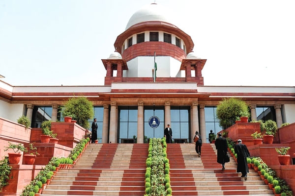  सर्वोच्च न्यायालयाने बजावली ज्ञानेश कुमारांसह दोन्ही निवडणूक आयुक्तांना नोटीस  supreme court issues notice to election commission over allegations against cec gyanesh kumar   नवी दिल्ली  election commission  केंद्रीय मुख्य निवडणूक आयुक्त ज्ञानेश कुमार यांच्या कार्यपद्धतीसह निवडणूक आयोगातील कथित अंतर्गत मतभेद आणि एकतर्फी निर्णयांवर प्रश्न उपस्थित करणाऱ्या याचिकांवर सोमवारी सर्वोच्च न्यायालयात सुनावणी झाली. या प्रकरणाची गंभीर दखल घेत न्यायालयाने मुख्य निवडणूक आयुक्त ज्ञानेश कुमार तसेच निवडणूक आयुक्त सुखबीर स