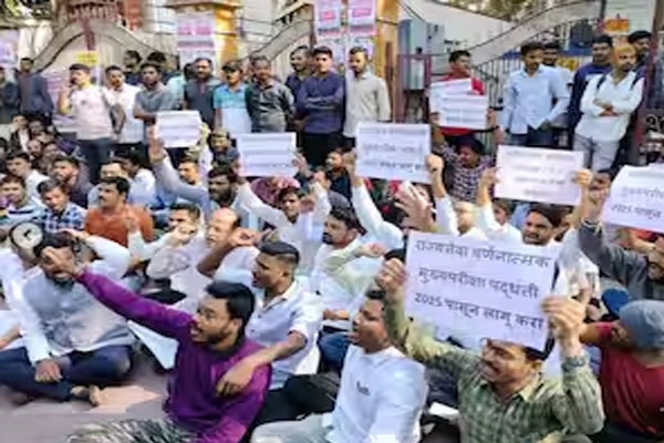 mpsc students protest cm devendra fadnavis recommends action against commission members