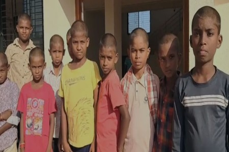 विद्यार्थ्यांंचे अर्धे टक्कल केल्याने पालकांचा संताप
