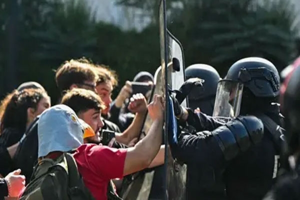 francestudents take to streets in France francestudents take to streets in France