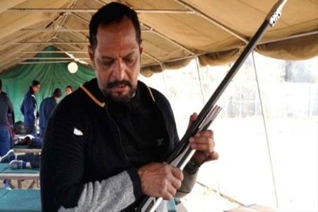 डोळ्यांत अभिनय अन हाताळणीत बंदूक! नानांच्या दोन बाजू