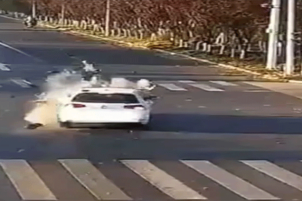 वेगवान कारच्या धडकेत स्कूटर हवेत उडाले, भीषण अपघाताचा VIDEO व्हायरल