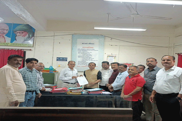 शून्य शिक्षकी शाळेतील विद्यार्थ्यांची व्यवस्था करूनच समायोजन करा