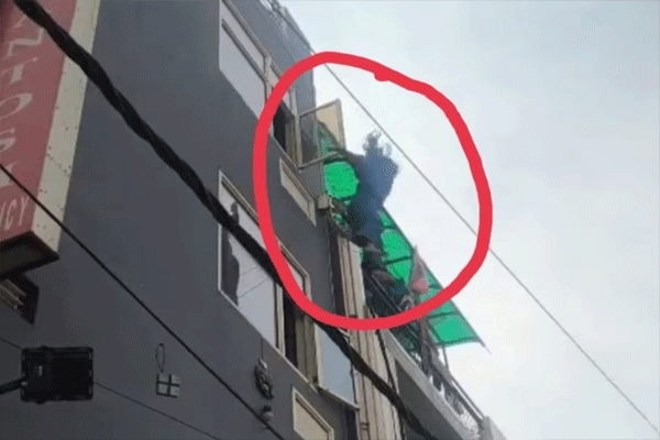 हॉटेलमध्ये तरुणासोबत वाद; संतप्त तरुणीने चौथ्या मजल्यावरून उडी घेतली, VIDEO