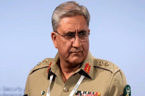 सैनिकांच्या हल्ल्यात जखमी पाक जनरल; शासकांचे विधान,“बाथरूममध्ये घसरले”