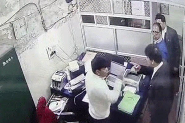 पत्नीच्या ऑफिसमध्ये पतीची हत्या; किरकोळ वादातून वकिलावर थेट गोळी, VIDEO