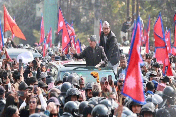 नेपाळमध्ये राजेशाही येणार परत? माजी राजा ज्ञानेंद्र यांचे समर्थक विमानतळावर जमले