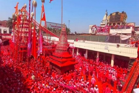 वीरमध्ये श्रीनाथ म्हस्कोबा यात्रेची रंगीबेरंगी हाणामारी सांगता
