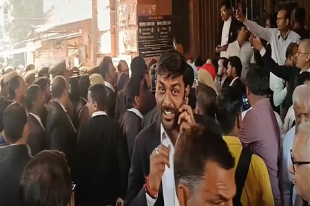 वाराणसी न्यायालयाला बॉम्बने उडविण्याची धमकी