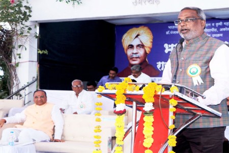 एकात्मिक शेती पद्धतीमध्ये पूरक व्यवसाय करून शेतकर्‍यांनी आर्थिक विकास साधावा : कुलगुरू डॉ. शरद गडाख