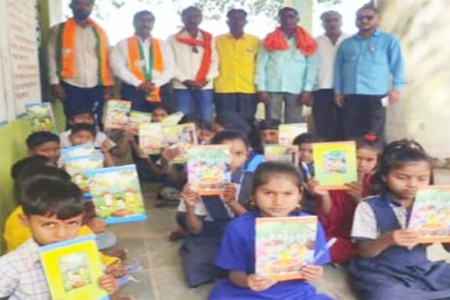 माता रमाई जयंतीनिमित्त अनाथ मुलीव शालेय विद्यार्थ्यांना मदतीचा हात