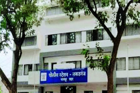 कर्मचाऱ्याने केली पाेलिस उपनिरीक्षकाला ठाण्यातच मारहाण