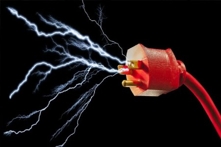 पतीचा जीव वाचवताना पत्नीचा विजेच्या धक्क्याने दुर्दैवी मृत्यू