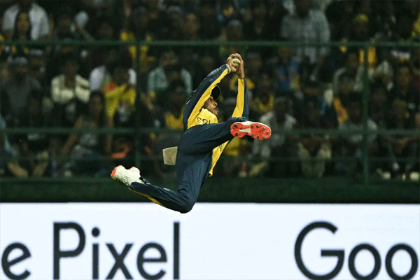 VIDEO: अविश्व्सनीय...आधी उडी, मग एका हाताने अद्भुत झेल!