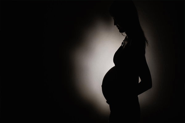 आधी व्हॅलेंटाईन डे कला साजरा; नंतर गर्भवती पत्नीचा गळा चिरला; सीए पतीचा भयानक कट