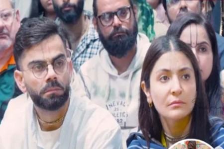 वृंदावनमध्ये जमिनीवर बसून सत्संग ऐकताना दिसले विराट-अनुष्का! video