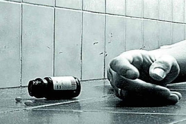 Tired of being blackmailed by her boyfriend, a young woman attempts suicide.