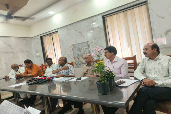 वि. सा. संघ राजकीय दावणीला बांधण्याचा धोका