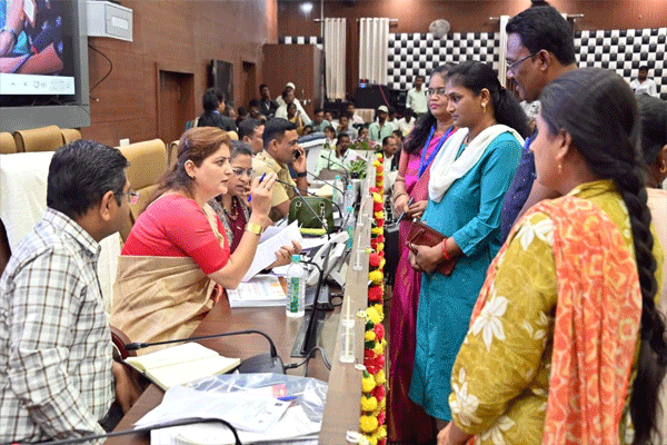 महिलांच्या तक्रारींची तात्काळ दखल घ्या : चाकणकर