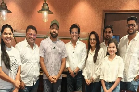 रोहित शर्मासोबत ‘हास्यजत्रा’ कलाकारांची खास भेट