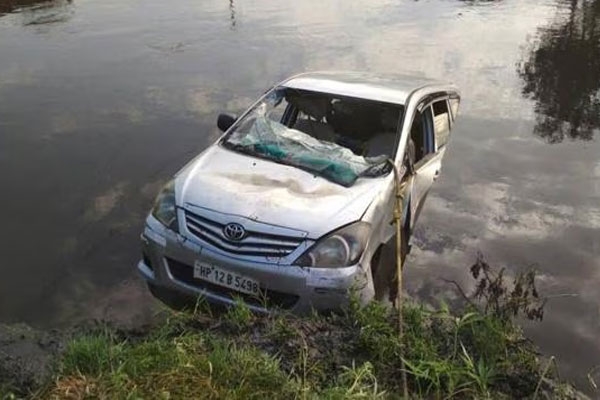 Car falls into canal in Mathura
