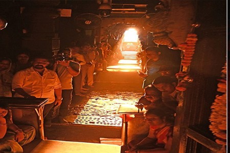 कोल्हापूर अंबाबाई मंदिरात किरणोत्सव...पण चांदीच्या उंबऱ्यापर्यंत!