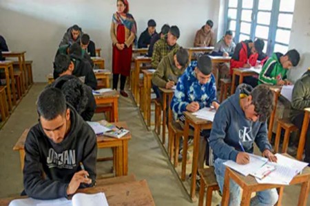 पुण्यात गुरुजीच बनले 'कॉपी मास्टर'!