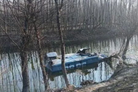 श्रीनगरमध्ये मोठा अपघात: सीआरपीएफ बस कालव्यात पडली; सात जवान जखमी