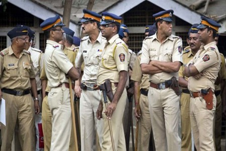 मुंबई पोलिसांची ‘खाकी स्वॅगवर’ बंदी