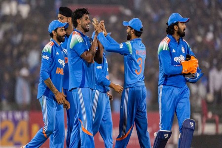 दक्षिण आफ्रिकेच्या ३ विकेट : जसप्रीत बुमराहची धडाकेबाज फलंदाजी