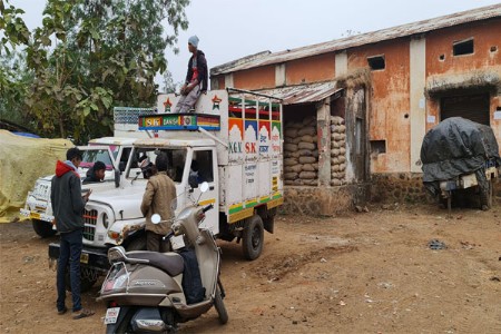 तीन महिन्यांपासून मक्याचे पैसे थकित