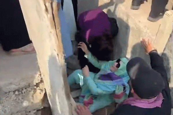 इम्रान खान यांची बहीण पडली नाल्यात; धक्कादायक VIDEO व्हायरल