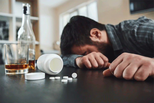 10 बिअर आणि 45 झोपेच्या गोळ्या! नर्समुळे डॉक्टरचा धक्कादायक निर्णय