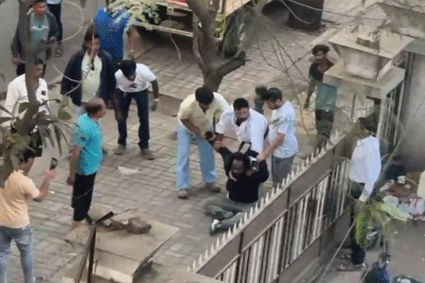 VIDEO: रहिवाशांचा शूर कारनामा! चोराला रंगेहाथ पकडून जबरदस्त धुलाई