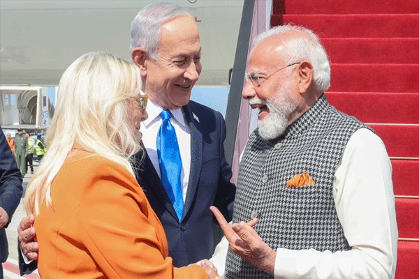 एअरपोर्टवर पीएम मोदी-नेतन्याहू भेटीत पत्नीच्या पोशाखावर चर्चा; गमतीशीर क्षण VIDEO