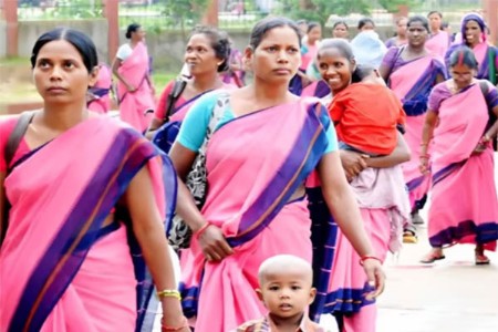 आम्ही जगायचे तरी कसे? १३ हजार अंगणवाडी सेविका चिंतेत!