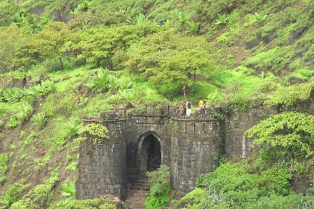 सिंहगड किल्ल्यात कामाला आलेल्या मजुराचा मृतदेह दरीत आढळला