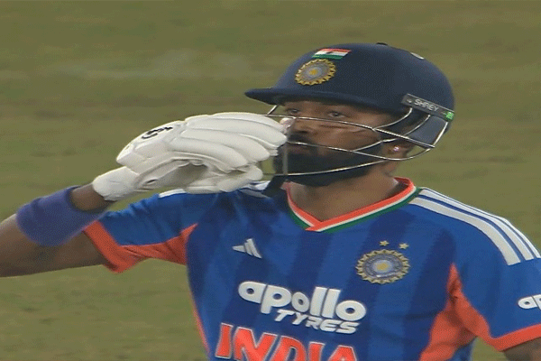 pandya-romantic-during-live-match