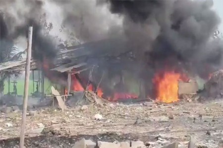 फटाक्यांच्या कारखान्यात भीषण स्फोट; १८ जणांचा मृत्यू