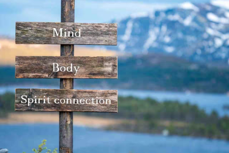 ब्लू माइंड थेरपी म्हणजे काय? ते मनाला कसे आराम देते? त्याचे फायदे जाणून घ्या.