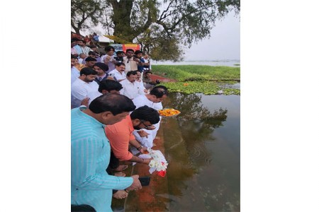 वैदिक मंत्रोच्चारात अंभोरा येथील संगमावर अस्थी विसर्जन