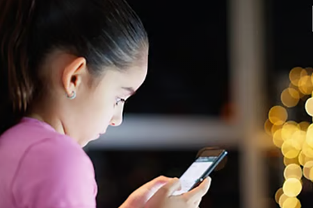 मुठीतल्या जगाने, जगणे गिळले