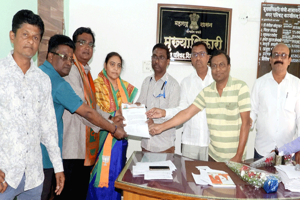 भाजी विक्रेत्यांना भाजीमार्केट यार्डमध्ये जागा द्या