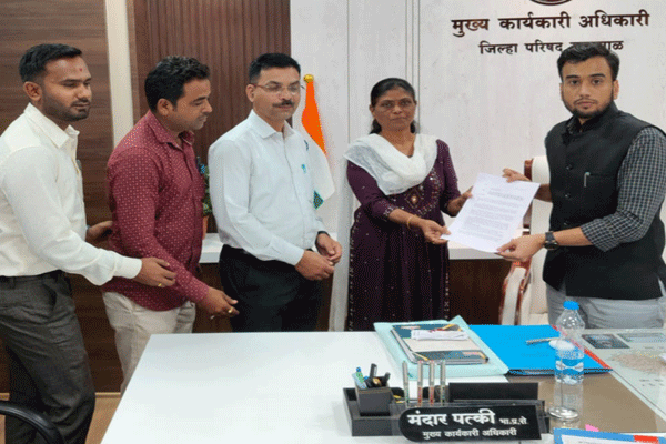 कर्मचाऱ्यांचे मानधन तत्काळ द्या