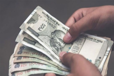 धक्कादायक...  लाडक्या बहीणींचे पैसे पुरुषांना!