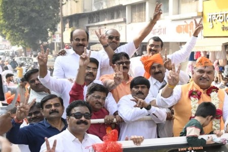 महायुतीच्या मिरवणुकीने शहर दणाणले