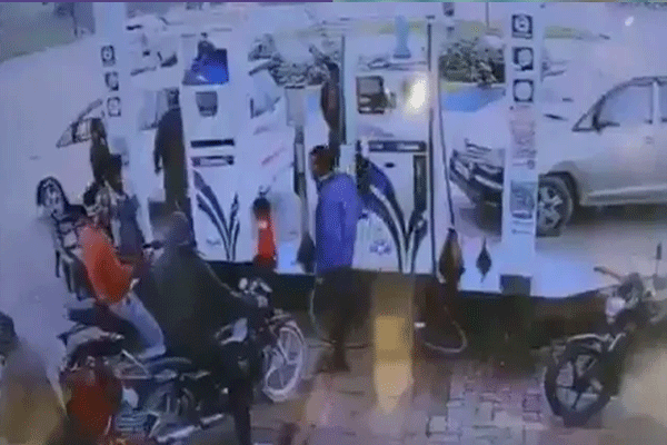 पेट्रोल पंपावर तरुणाला हृदयविकाराचा झटका; बघा मृत्यूचा LIVE VIDEO