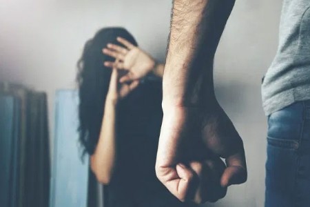 माझ्यावर प्रेम कर... तो घरात शिरला आणि केले निर्दयी कृत्य